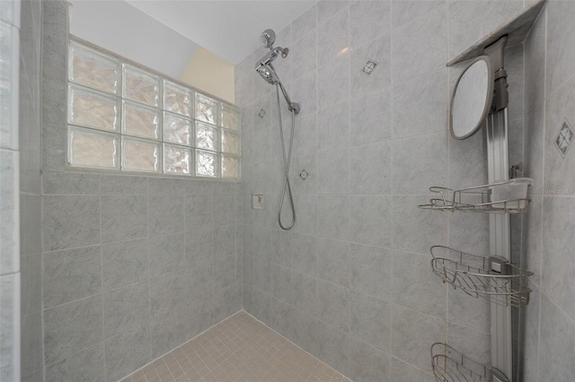 bathroom featuring a tile shower