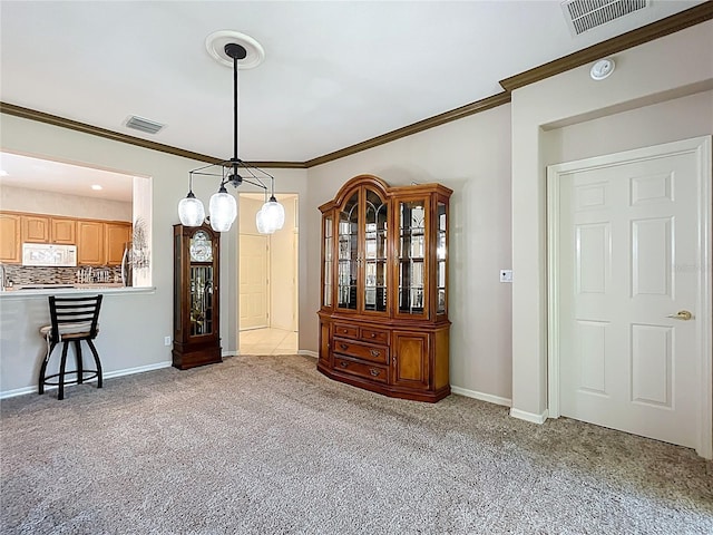 dining area featuring carpet, visible vents, and crown molding