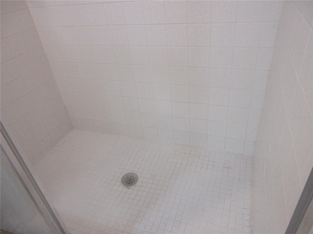 full bathroom featuring tiled shower