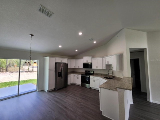 kitchen featuring visible vents, a sink, an inviting chandelier, and stainless steel appliances