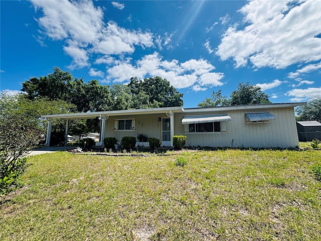 view of front facade with a front lawn
