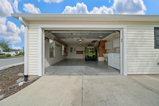 882 Tanglewood Pl, The Villages, FL 32162 - garage with a sink, driveway, and washing machine and clothes dryer