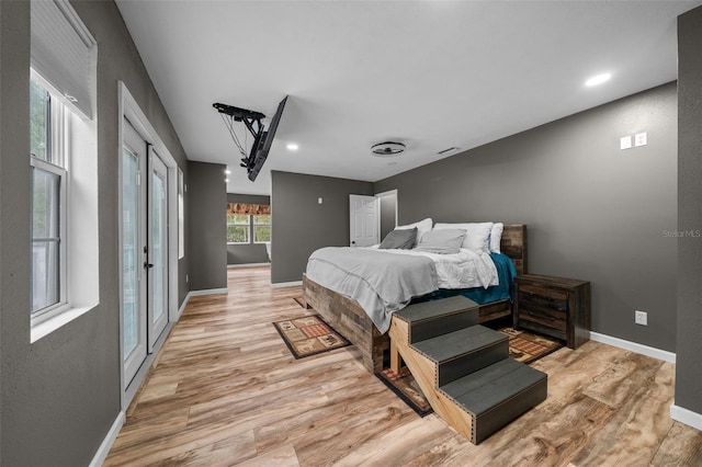 bedroom featuring light wood-style floors, baseboards, visible vents, and recessed lighting