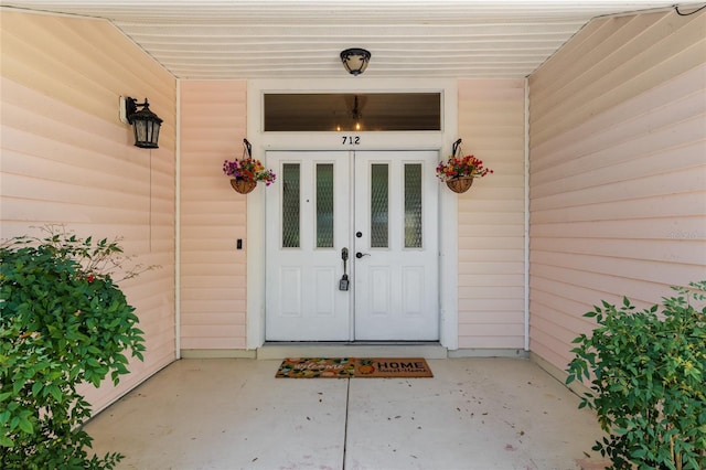 entrance to property featuring covered porch