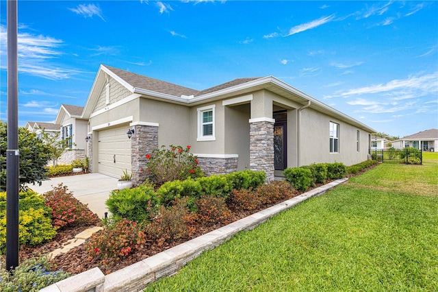 5220 Sunshine Dr, Wildwood, FL 34785 - view of front facade featuring driveway, stucco siding, stone siding, and a front yard