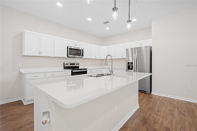 kitchen with stainless steel appliances, a sink, dark wood finished floors, baseboards, and recessed lighting