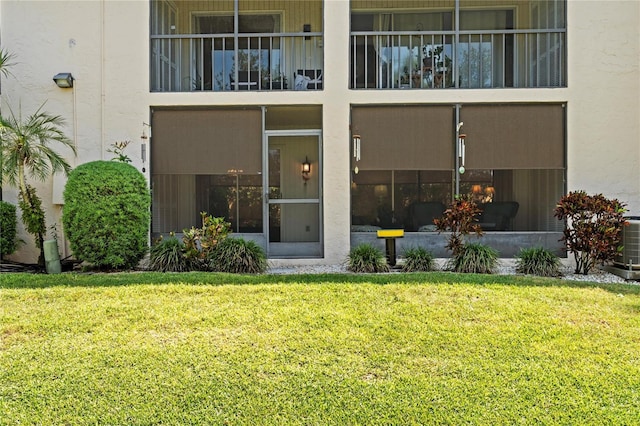2756 Clubhouse Dr Unit 101, Sarasota, FL 34232 - view of exterior entry with a yard and stucco siding