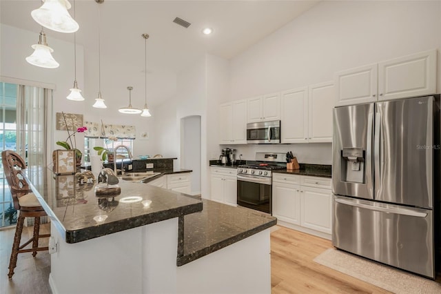 4277 E Bennett St, Inverness, FL 34453 - kitchen with arched walkways, visible vents, a sink, stainless steel appliances, and light wood finished floors