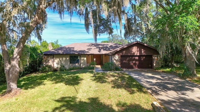 4401 E Windmill Dr, Inverness, FL 34453 - ranch-style house with a garage, a front yard, and driveway