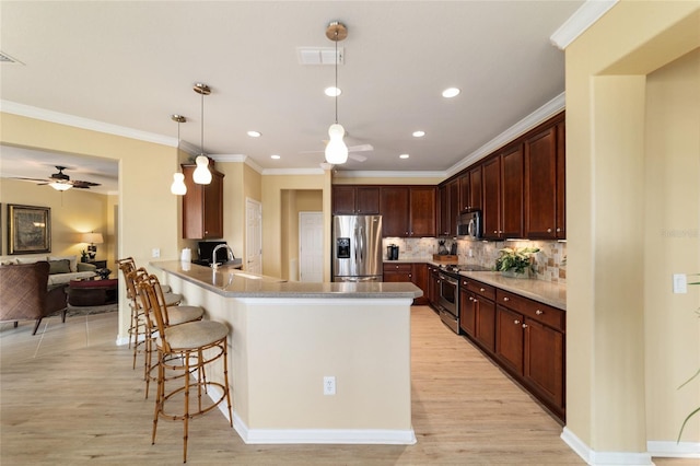 kitchen with a peninsula, visible vents, appliances with stainless steel finishes, and ceiling fan