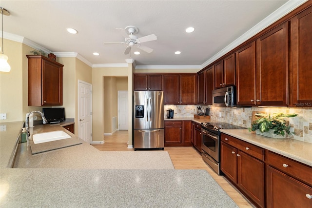 kitchen featuring stainless steel appliances, a ceiling fan, a sink, light wood-style floors, and crown molding