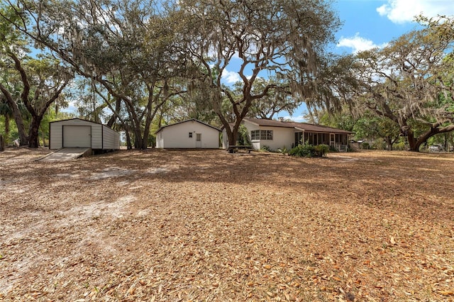 view of yard with an outdoor structure and a detached garage