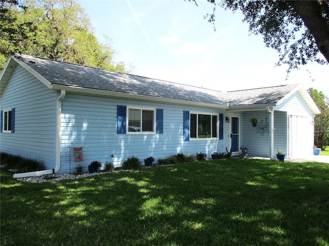 ranch-style house with roof with shingles and a front yard