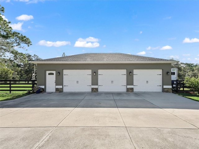 4658 W Hacienda Dr, Beverly Hills, FL 34465 - detached garage featuring fence