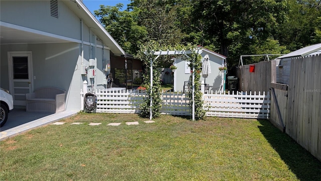 view of yard featuring fence