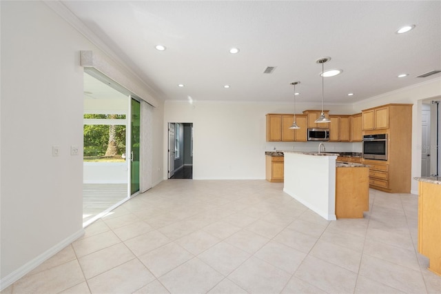 8632 SW 86th Cir, Ocala, FL 34481 - kitchen featuring visible vents, crown molding, an island with sink, recessed lighting, and appliances with stainless steel finishes
