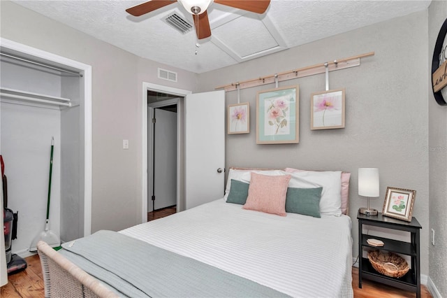 4180 W Anthony Rd, Ocala, FL 34475 - bedroom featuring wood finished floors, visible vents, a closet, and ceiling fan