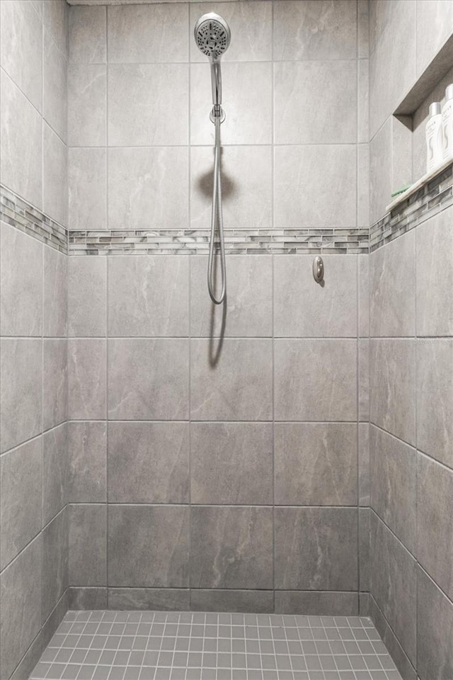 bathroom featuring a tile shower