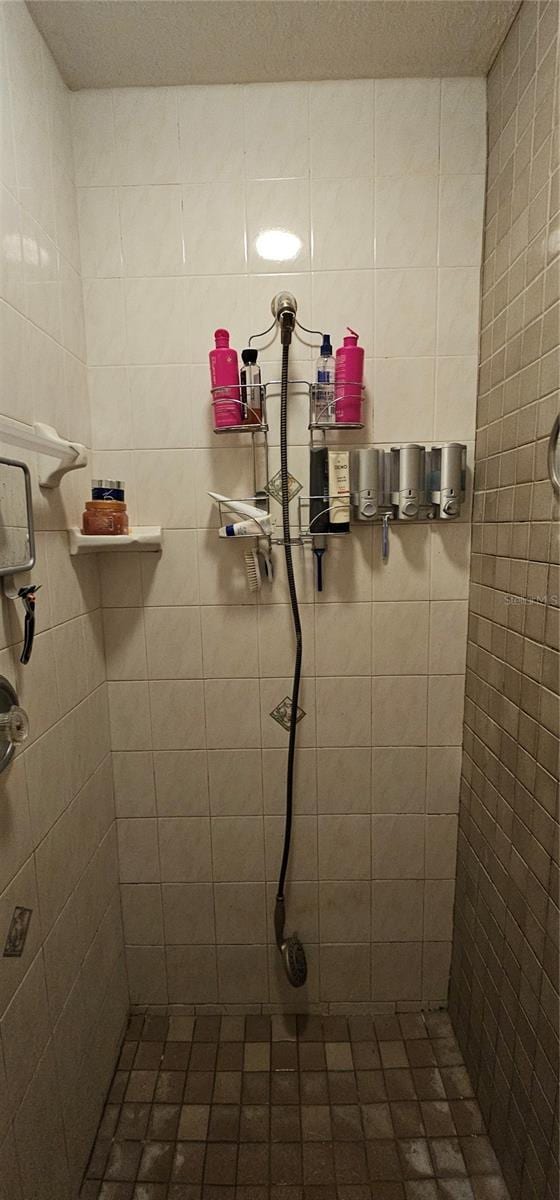 bathroom featuring a tile shower