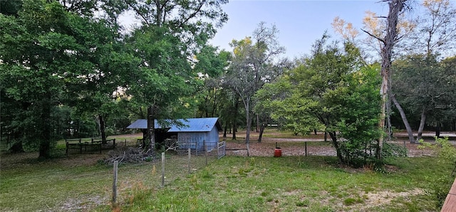 view of yard with an outdoor structure