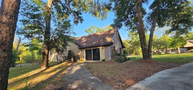 view of front facade featuring stucco siding and a front yard