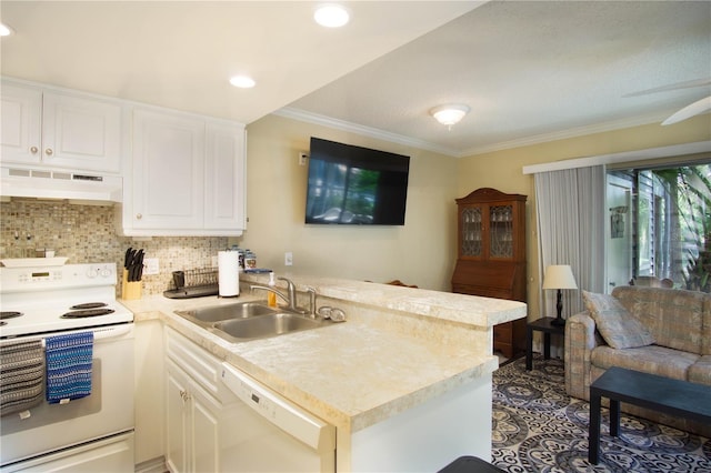 kitchen featuring white appliances, under cabinet range hood, light countertops, a sink, and a peninsula