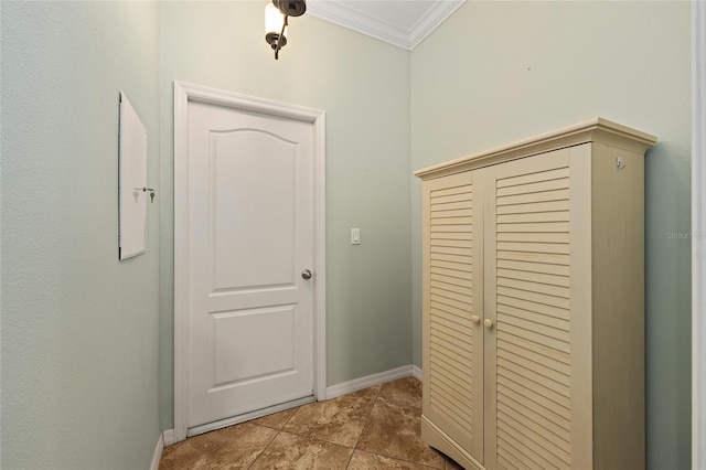 entryway featuring baseboards and crown molding