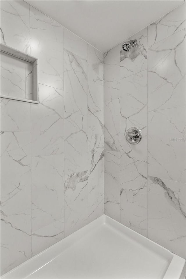 full bath with tiled shower