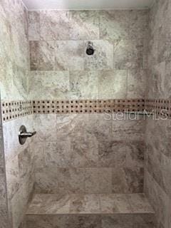 full bathroom featuring a tile shower
