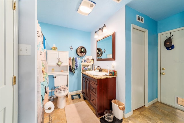 full bath with toilet, vanity, visible vents, and baseboards