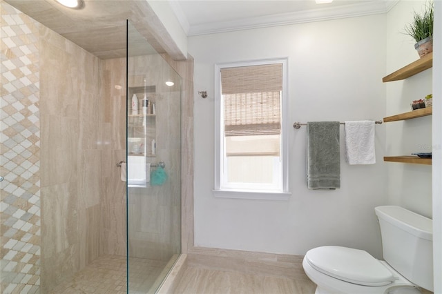 full bath featuring baseboards, toilet, ornamental molding, and tiled shower
