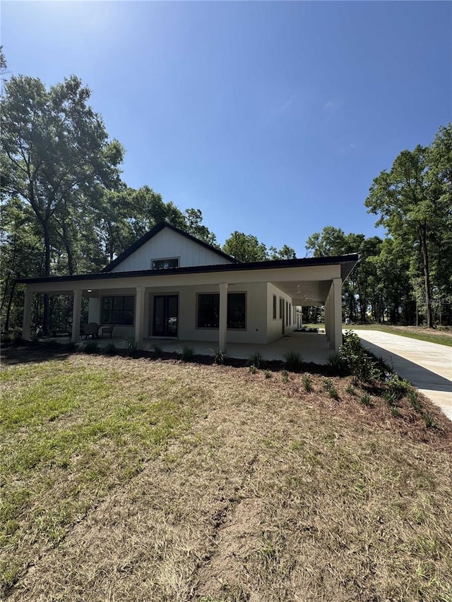 18890 SW 60th St, Dunnellon, FL 34432 - view of front of house with a front lawn