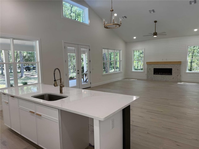 18890 SW 60th St, Dunnellon, FL 34432 - kitchen featuring a sink, visible vents, open floor plan, a kitchen island with sink, and high vaulted ceiling