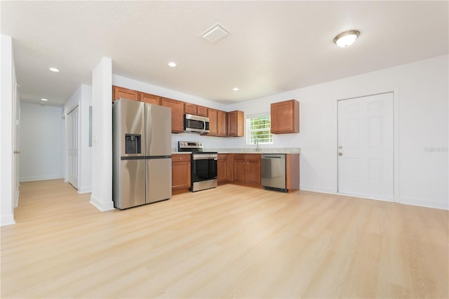 1074 SE 52nd St, Keystone Heights, FL 32656 - kitchen featuring visible vents, stainless steel appliances, light countertops, baseboards, and light wood-type flooring