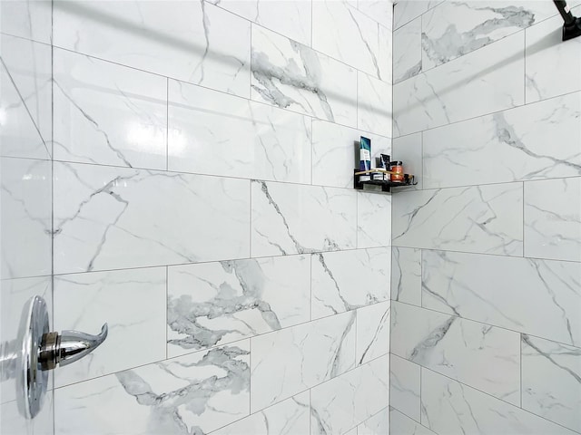 bathroom featuring tiled shower