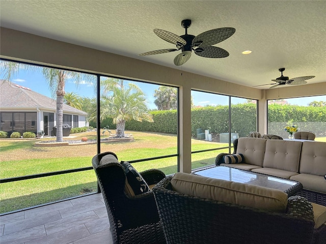 sunroom / solarium featuring outdoor lounge area and a ceiling fan