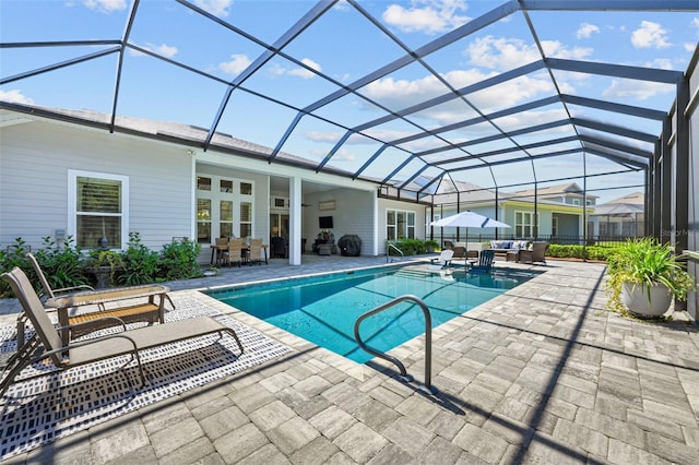 outdoor pool with an outdoor hangout area, a patio area, outdoor dining space, and ceiling fan