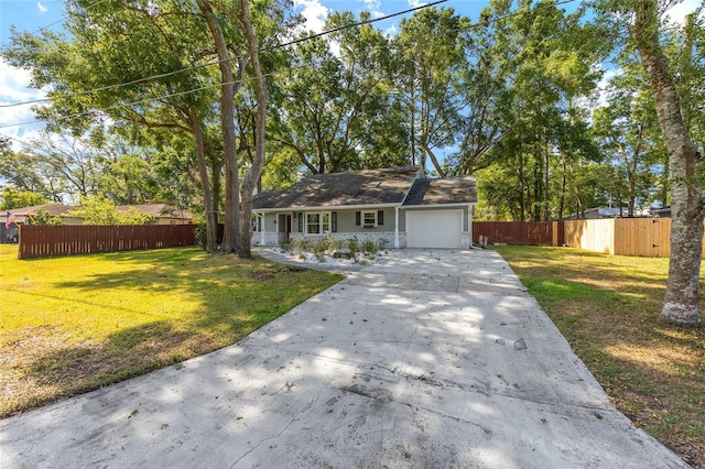 8 Banyan Dr, Ocala, FL 34472 - ranch-style home featuring a garage, fence, driveway, and a front yard