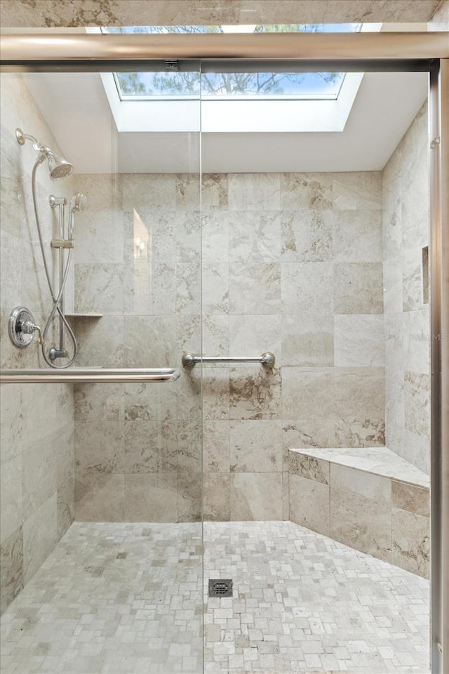 255 NW Bay Path Dr, Crystal River, FL 34428 - bathroom featuring a skylight and a shower stall