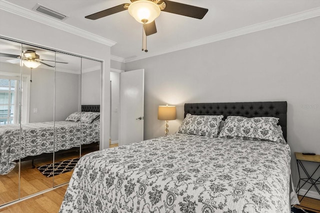 255 NW Bay Path Dr, Crystal River, FL 34428 - bedroom featuring visible vents, ornamental molding, a closet, wood finished floors, and ceiling fan