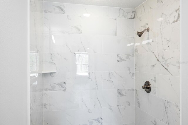 13493 SW 112th Pl, Dunnellon, FL 34432 - bathroom featuring a tile shower