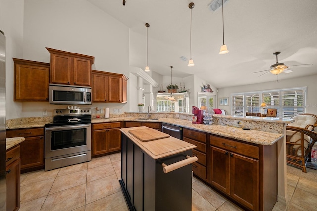 811 SE 49th Ave, Ocala, FL 34471 - kitchen featuring a sink, stainless steel appliances, a ceiling fan, a peninsula, and visible vents
