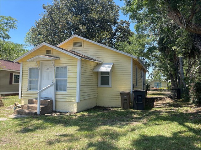 621 NE 20th St, Ocala, FL 34470 - bungalow featuring entry steps and a front yard