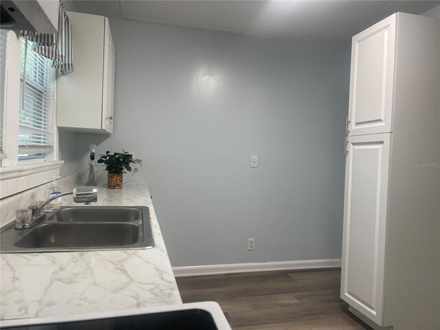 621 NE 20th St, Ocala, FL 34470 - kitchen featuring a sink, dark wood-style floors, light countertops, and baseboards