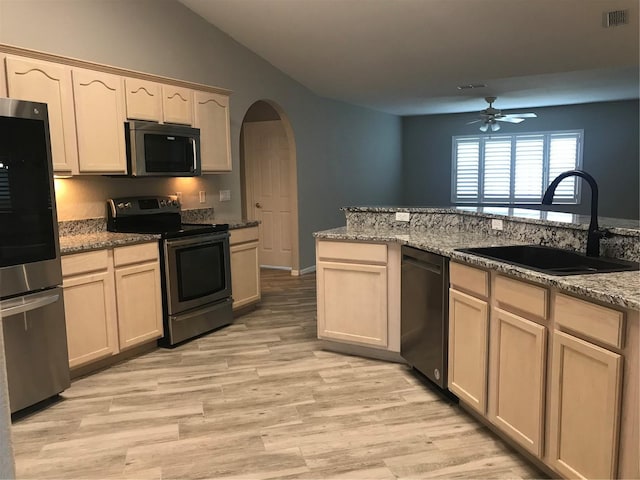 11411 SW 138th Ln, Dunnellon, FL 34432 - kitchen with appliances with stainless steel finishes, a sink, arched walkways, a ceiling fan, and visible vents