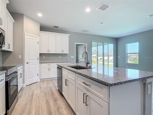 2423 Sadnet Ln, North Port, FL 34286 - kitchen featuring recessed lighting, a sink, stainless steel appliances, light wood-type flooring, and visible vents