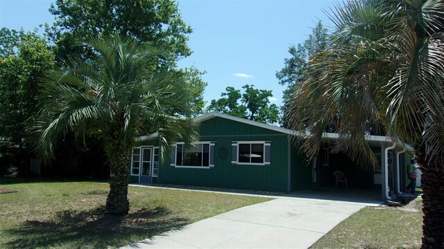 9880 SW 101st Pl, Ocala, FL 34481 - ranch-style home with driveway and a front yard