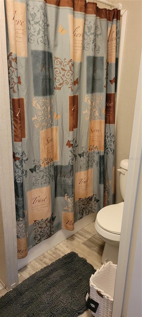 15951 NW 44th Avenue Rd, Reddick, FL 32686 - full bathroom featuring a shower with curtain and toilet