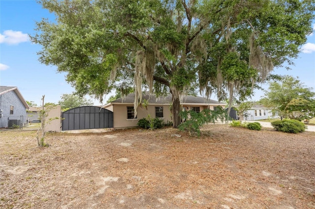 view of front of property featuring a gate and fence