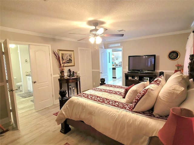 7030 SE 120th Ct, Morriston, FL 32668 - bedroom featuring crown molding, ceiling fan, a textured ceiling, light wood-style flooring, and visible vents